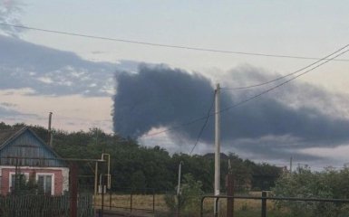Нафтобаза у Краснодарському краї РФ охоплена вогнем після удару дронів, кадри пожежі поширюються.