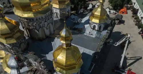 У Києво-Печерській Лаврі співробітники ДСНС закінчили укріплення покрівлі Успенського собору.