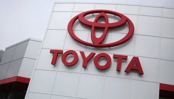Глобальні продажі Toyota знижуються четвертий місяць поспіль
