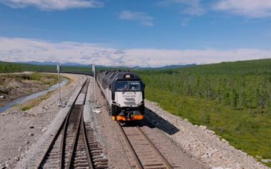 Боєприпаси вразили локомотив із військовим обладнанням у Брянській області — кадри