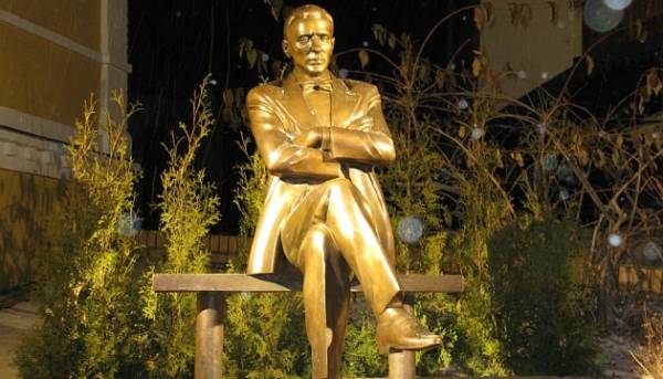 Пам’ятник Булгакову прибрали з Києва