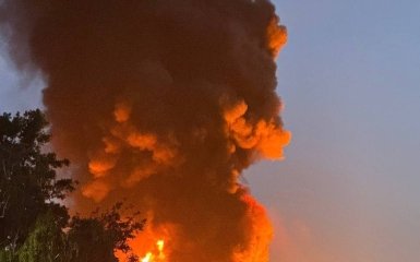 Яскраві вибухи охопили російські нафтосховища та гавані — запис