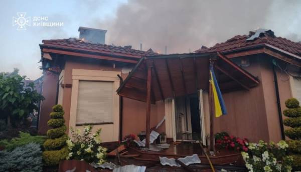 Російські війська здійснили ранковий напад на будівлю на Київщині, внаслідок чого постраждали п’ять осіб.