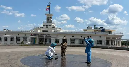 Скульптури київських засновників одягли до Дня медичного працівника