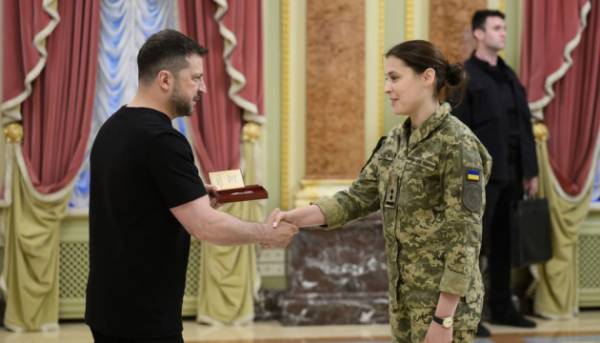 Перед святом медичного працівника Зеленський вручив державні відзнаки лікарям та військовим медикам