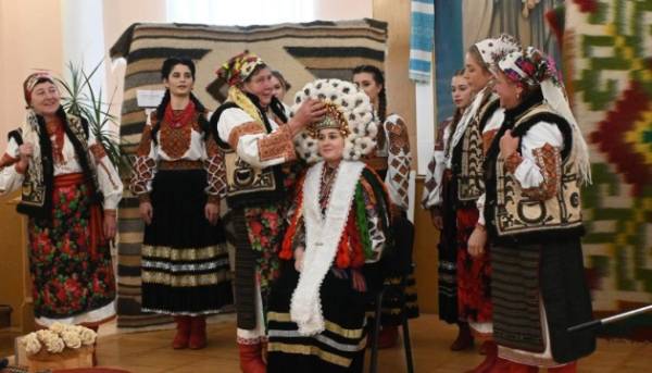 Традицію створення пір’яних вінків у селі на Прикарпатті занесли до списку нематеріальної…