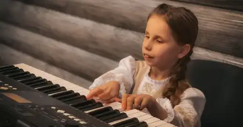 11-річна дівчинка, незважаючи на сліпоту та рідкісне захворювання, завойовує музичну сцену.