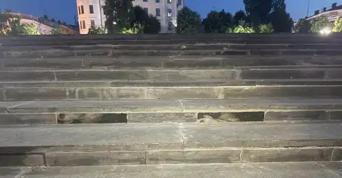 Міська рада Чернівців роз’яснила, звідки взялися частини надгробків на сходах біля площі Філармонії.