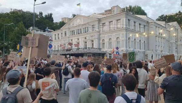 Кілька сотень мітингувальників у понеділок знову вийшли на вулиці Києва, висловлюючи невдоволення відстороненням Федорова з посади міністра оборони.