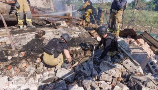 Ворог вночі атакував Біленьке на Донеччині КАБами, під уламками виявлено тіла трьох загиблих.