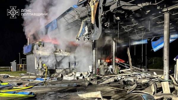 АЗС вздовж траси від Харкова до Полтави знищені російськими військами – повідомив депутат обласної ради.