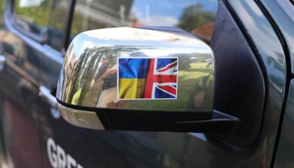Британські аграрії відправили українським захисникам 20 кросоверів, генератори та медичні товари