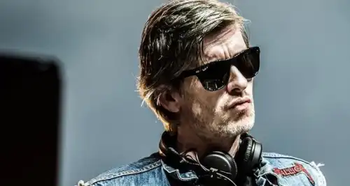 DJ Kavinsky, автор хіта Nightcall, несподівано пішов із життя у віці 50 років.