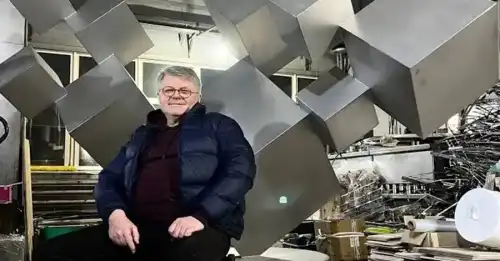 Відомий скульптор Пінчук таємно сфотографував пасажирку в потязі та опублікував фото у…