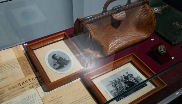 У музеї Києва презентували експозицію, яка демонструє еволюцію військової медицини.