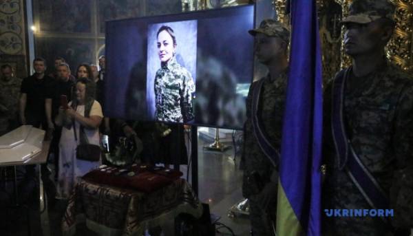 У Києві відбулося прощання з комунікаційною спеціалісткою Управління державної охорони Валентиною Савіцькою, яка загинула під час російського обстрілу.