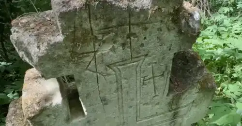 На Хмельниччині знайдено незвичайний хрест із старовинними написами з Єрусалиму