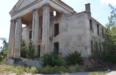Будинок культури в два поверхи, збудований з черепашника, продається