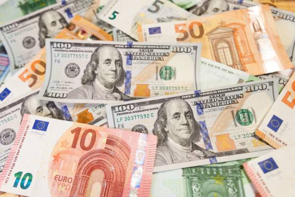 Долар і євро зросли наприкінці міжбанківських торгів — Мінфін