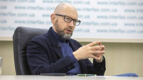Арсеній Яценюк виступає за входження до складу РНБО представників політичних партій, а також за те, щоб урядовці не брали участі у майбутніх виборчих перегонах.