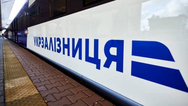 Укрзалізниця” уклала угоду з ПАТ “Крюківський вагонобудівний завод” про закупівлю 10 пасажирських вагонів вартістю 1,1 мільярда гривень.