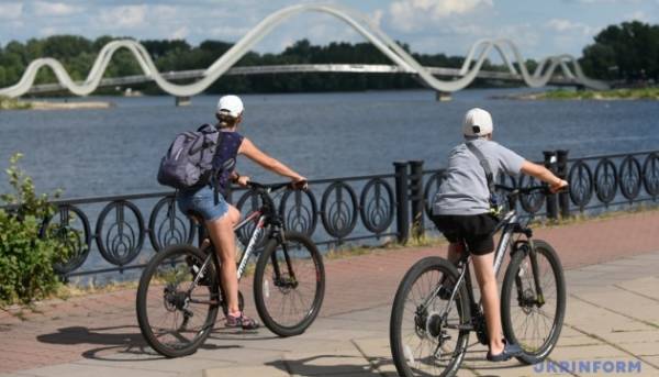 На вихідні в Україні очікується спекотна погода, без дощів.