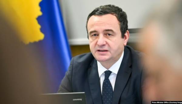 Голову уряду Косова закидали яйцями в залі засідань парламенту