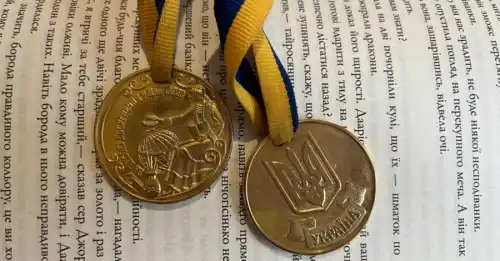 Золота медаль з школи 27 років потому: чому історія битви відмінниці викликала резонанс у суспільстві