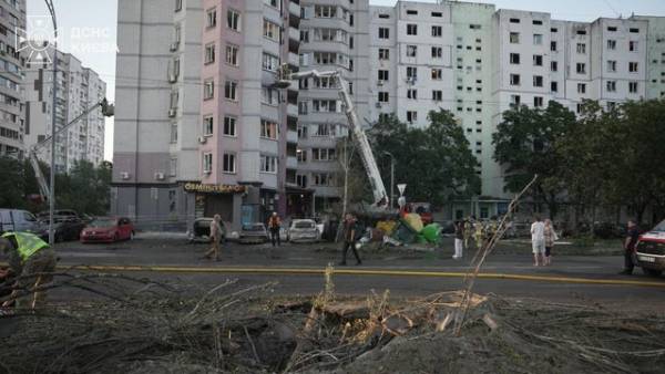 Роботи з усунення наслідків обстрілу з боку Росії в Києві завершено – ДСНС