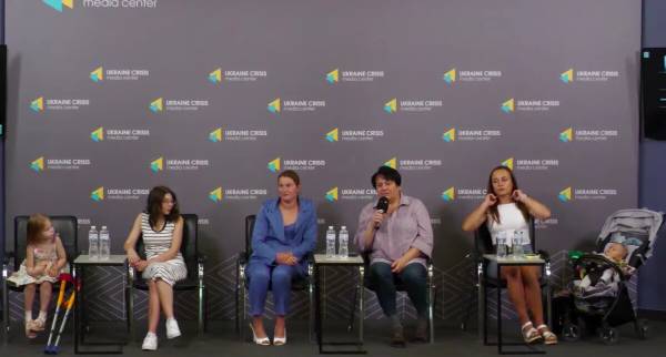 Громадськість наполягає, аби уряд дозволив відсторонення від служби військовослужбовців, які виховують дитину…