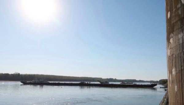 Дві баржі затоплять в Угорщині задля підвищення рівня Дунаю.