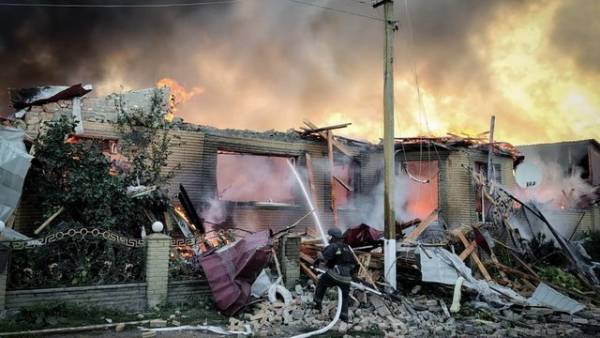 Російські сили атакували будинок на Сумщині двома безпілотниками, внаслідок чого загинула жінка та її дев’ятирічна дитина, повідомила обласна військова адміністрація.