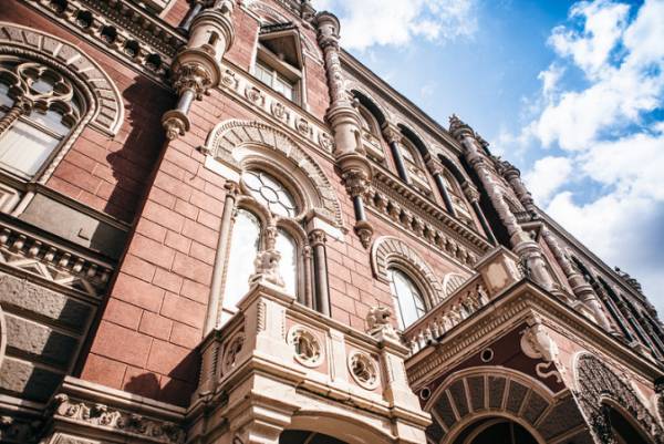 Нацбанк четвертий тиждень поспіль продає понад мільярд доларів на міжбанківському ринку, повідомляє Мінфін.