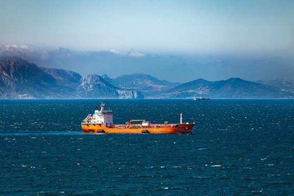 Ціни на нафту зростають через нові загрози для морських перевезень у Ормузькій…