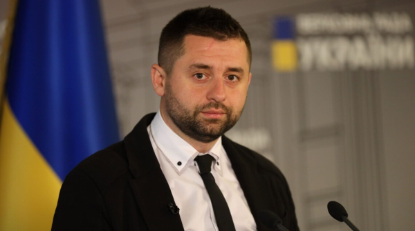 Голова фракції “Слуга народу” Арахамія буде захищати дисертацію про монобільшість у Раді.