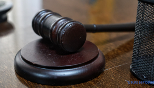 У місті Хмельницькому суд ухвалив рішення про взяття під варту керівника мовної школи, якого підозрюють у розбещенні неповнолітніх.