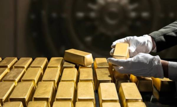 Вартість золота зросла через зниження курсу долара та прогнози щодо переговорів США&hellip;