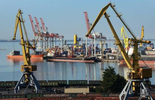 Вивезення українських аграрних товарів зупинено через блокування Чорного моря, що несе загрозу банкрутства фермерів.