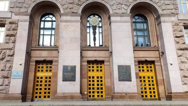 У Києві на Теремках призупинено знищення дерев, проте, за словами представників Київської міської державної адміністрації, туди було направлено спецтехніку для перевезення труб.