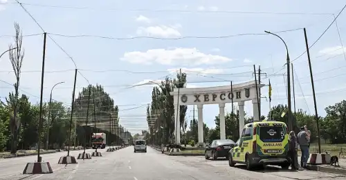 Життя в прифронтовому Херсоні: дрони-спостерігачі на балконах, відключення світла за розкладом та вікна, закриті фанерою