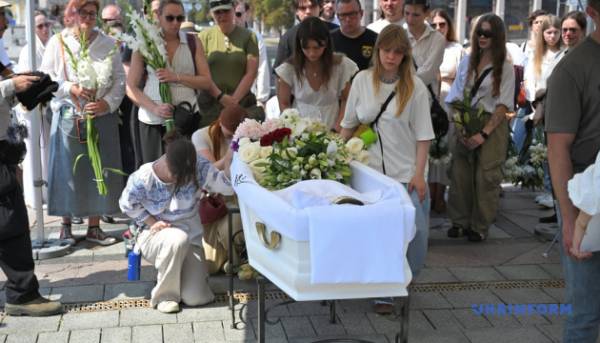 У столиці відбулося прощання з Віталіною Яровенко, яка загинула внаслідок повторної атаки росіян.