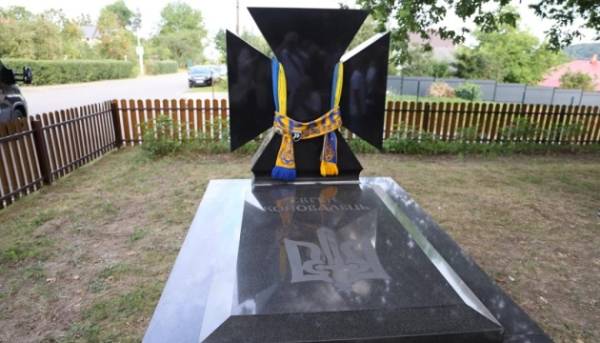 Пам’ятник із могили Євгена Коновальця доставили на Львівщину