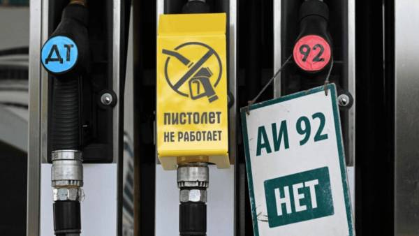 Індійський бензин, придбаний Росією, виявився дорожчим за вітчизняний та затримався на танкерах, повідомив Мінфін.