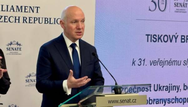 Сенатори Чехії запитують, чому досі не відбулася особиста зустріч міністра оборони з його українським колегою.