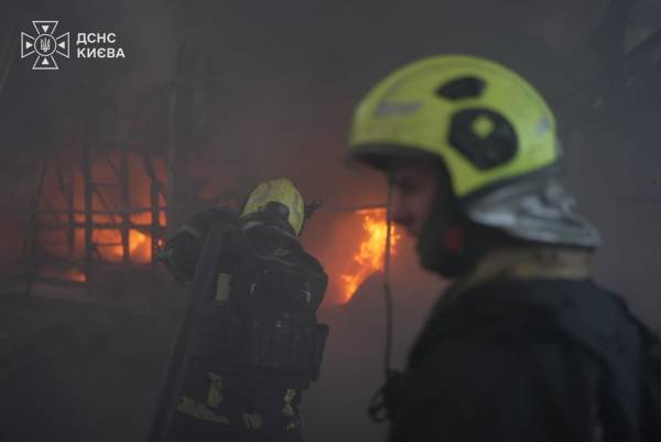 Російські сили завдали ударів по продовольчих сховищах та об’єктах Червоного Хреста в Київській області: є жертви.