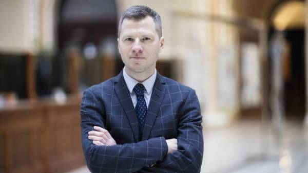 Суханов, колишній керівник відділу нагляду за небанківськими фінансовими установами, тепер керує департаментом стратегії НБУ.