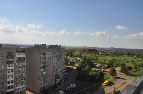 У захопленому Довжанську вогневі позиції облаштовують просто в центрі міста ➜ ZMINA