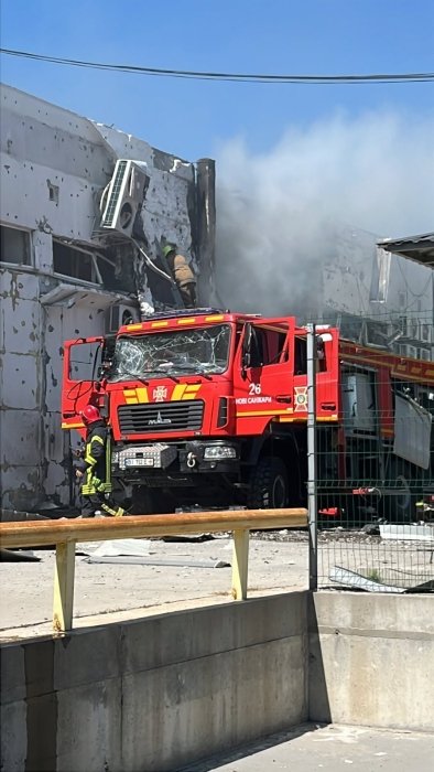 Фото 2 — Росія двічі вдарила по розподільчому центру "Аврори": які наслідки