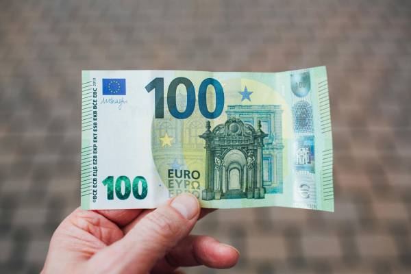 Єврозона: 92% фірм все ще беруть готівку, за даними ЄЦБ.