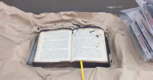 У Львові демонструють обгорілі книги зі зруйнованого харківського складу